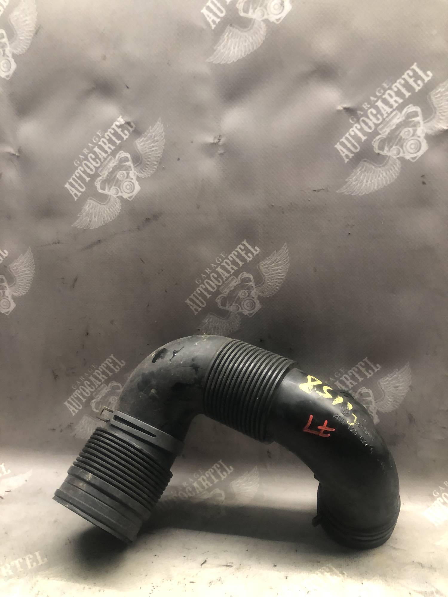 Патрубок повітряного фільтра VW LT 2.5 tdi (96-06) 2D0129627G