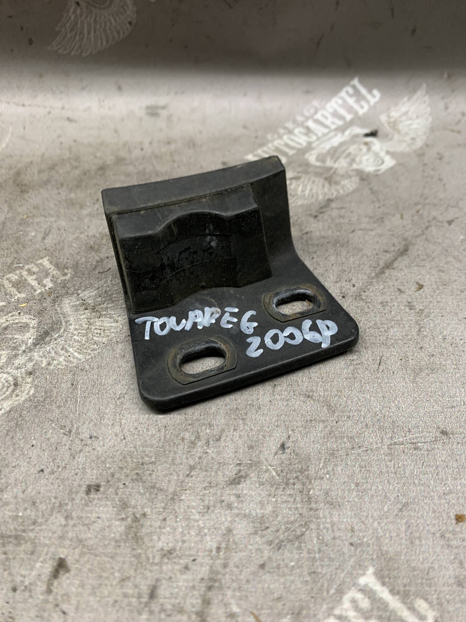 Відбійник кришки багажника VW Touareg 7l6827681
