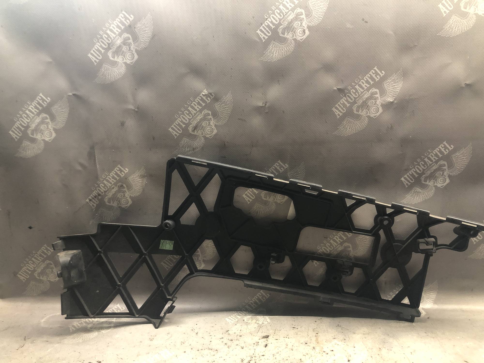 Направляюча переднього бампера ліва Volkswagen Passat B7 3AA807177 VAG (3AA807177)