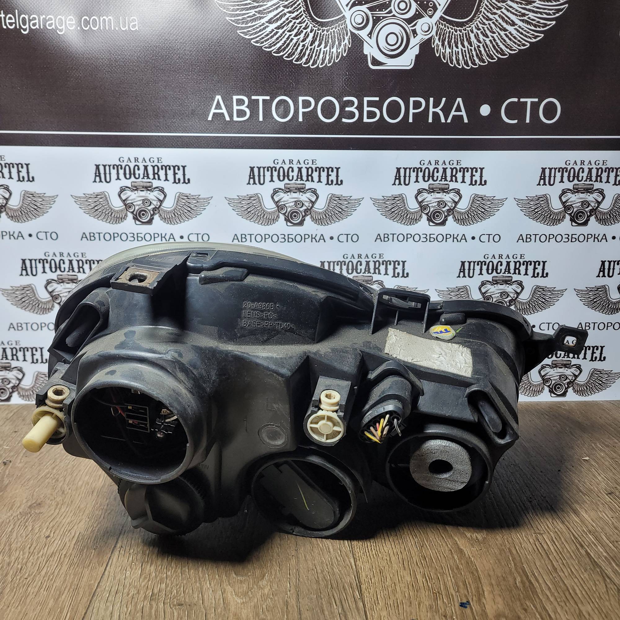 Фара Передня ліва Volkswagen Polo 9N (0301190201)