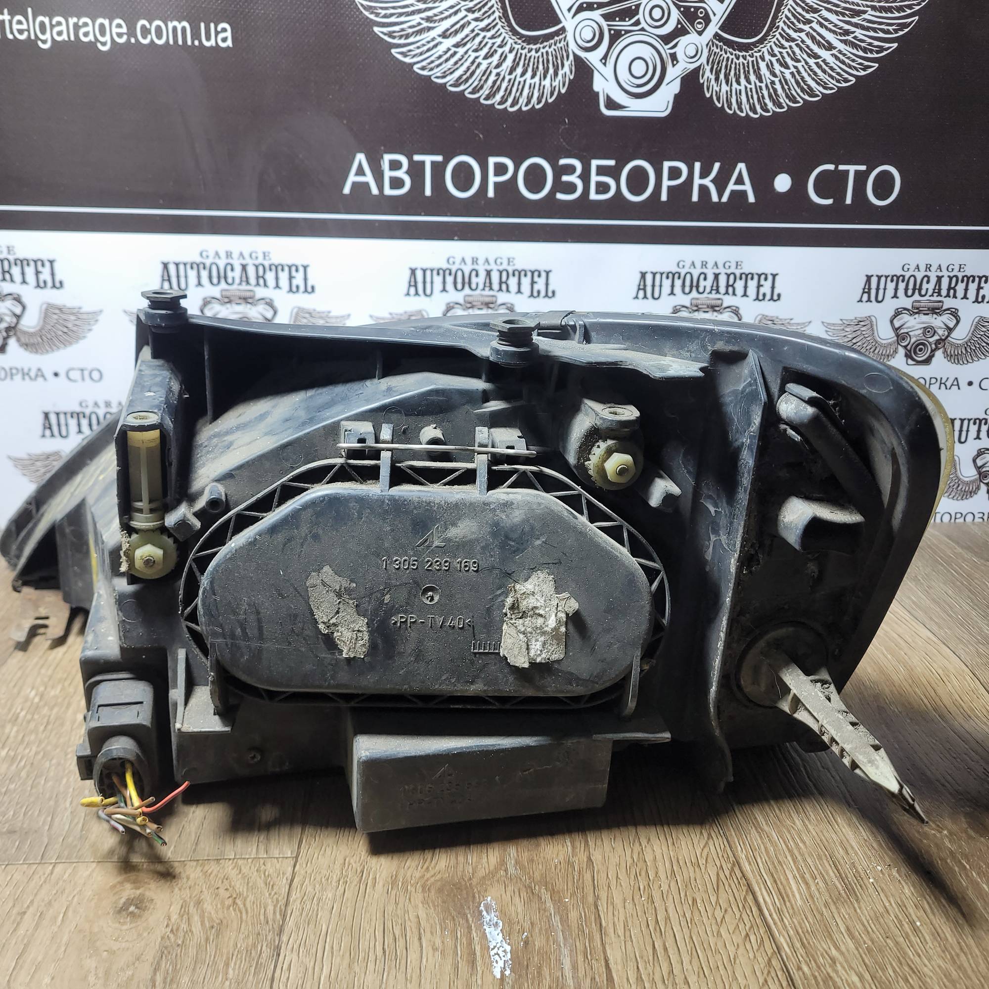Фара передня права Ford Galaxy Volkswagen Sharan 0301183202