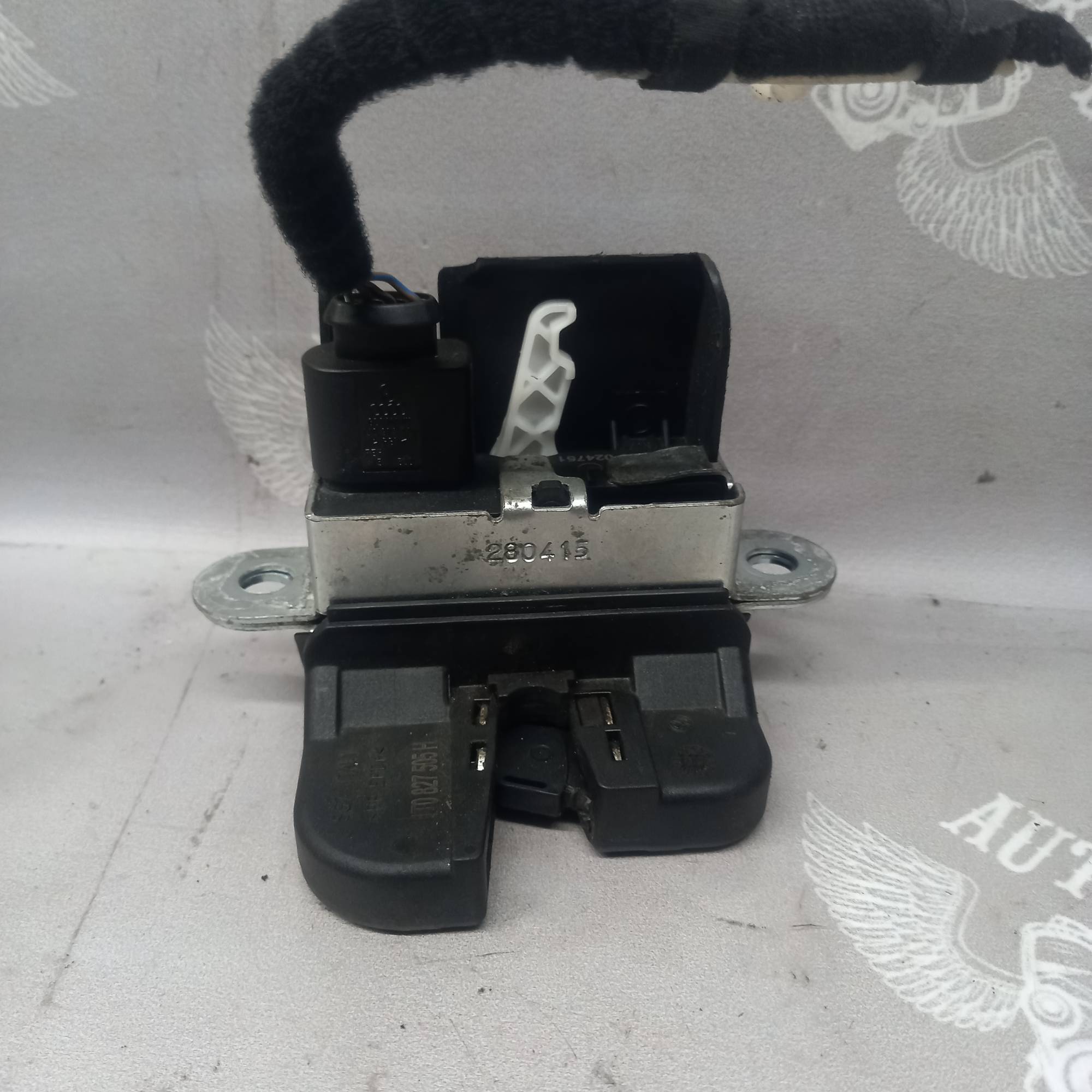 Замок багажника 1T0827505H VW Touran I II 1t0827505h