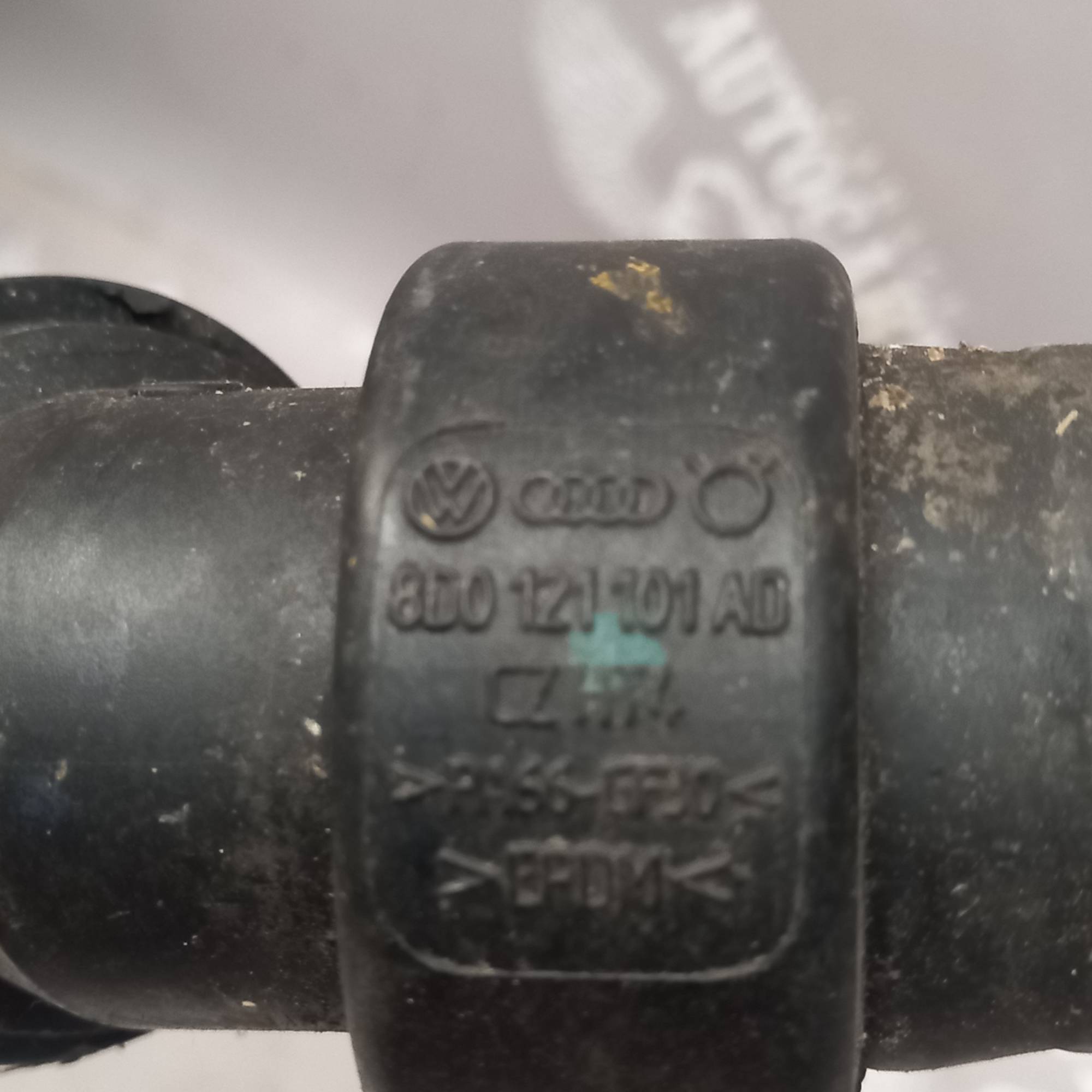 Патрубок системи охолодження Volkswagen Passat B5 1.9 TDI 8d0121101ad
