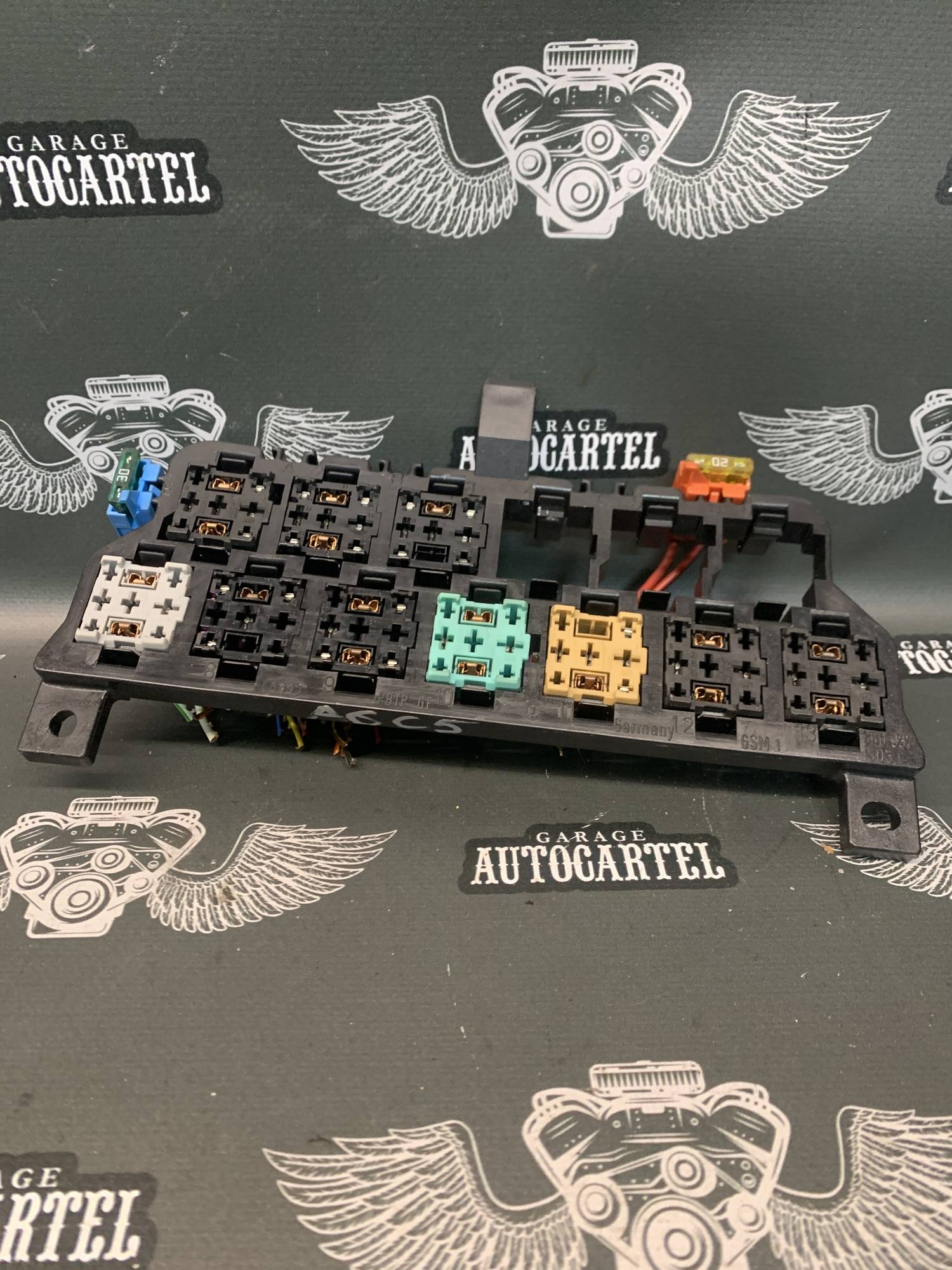 Кронштейн реле Audi A6 C5 1997-2004 8d0937503e