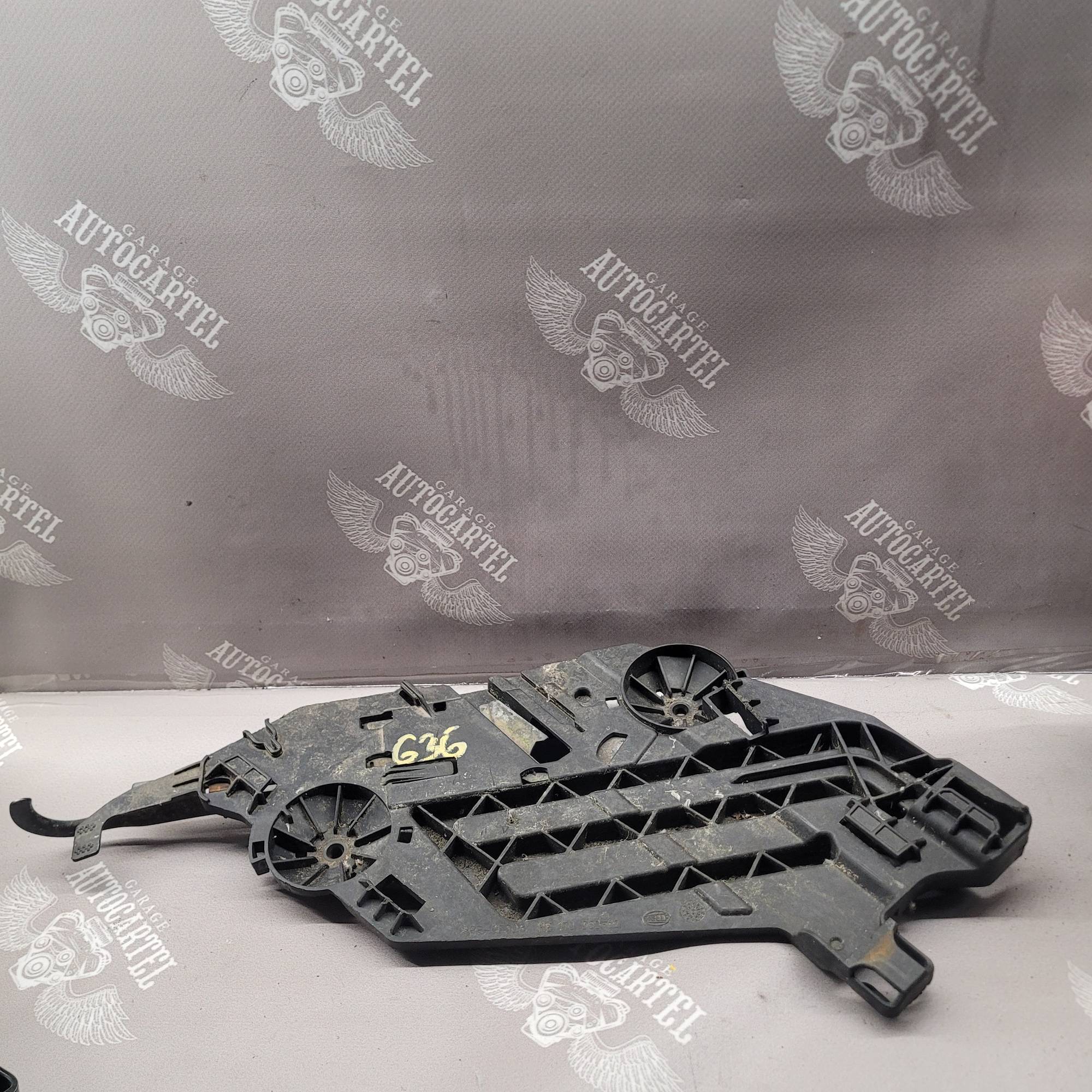 Кронштейн передней фары правый Skoda Octavia A5 2009-2013 RE17035202