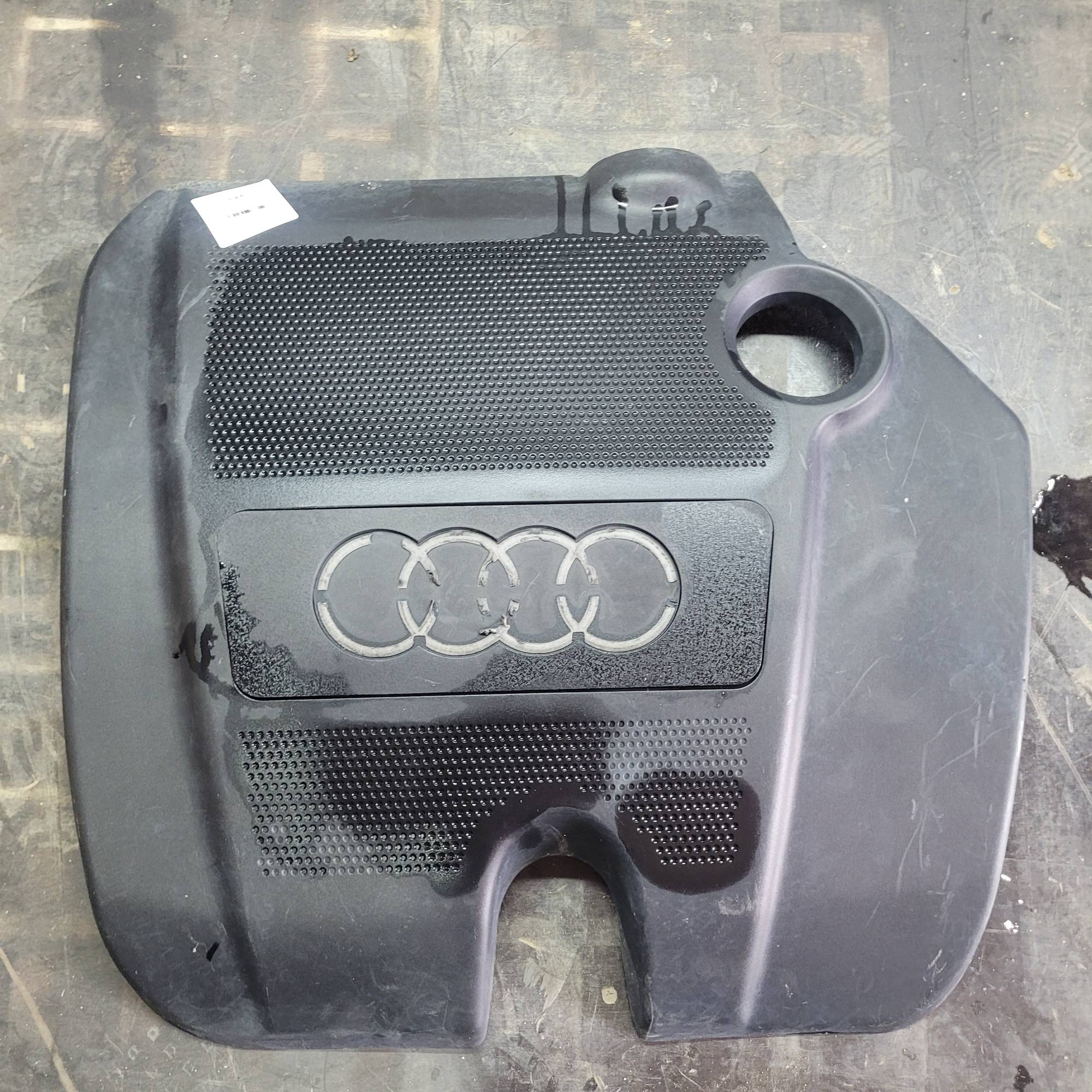 Кришка мотора для Audi A4 B7 2.0 tdi 03G103925AS