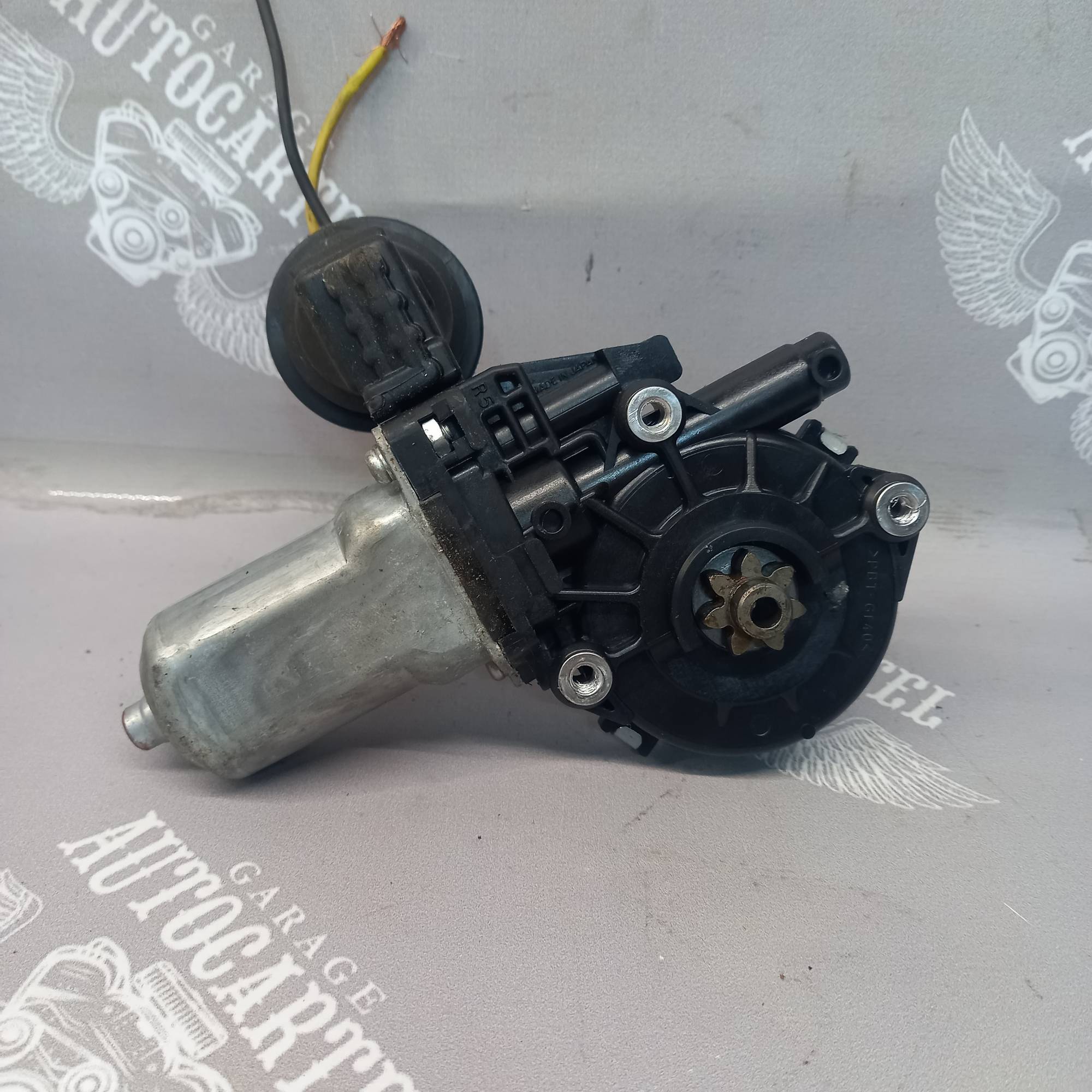 85710-35180 Моторчик склопідйомника правий передній Toyota Camry 2011-2017