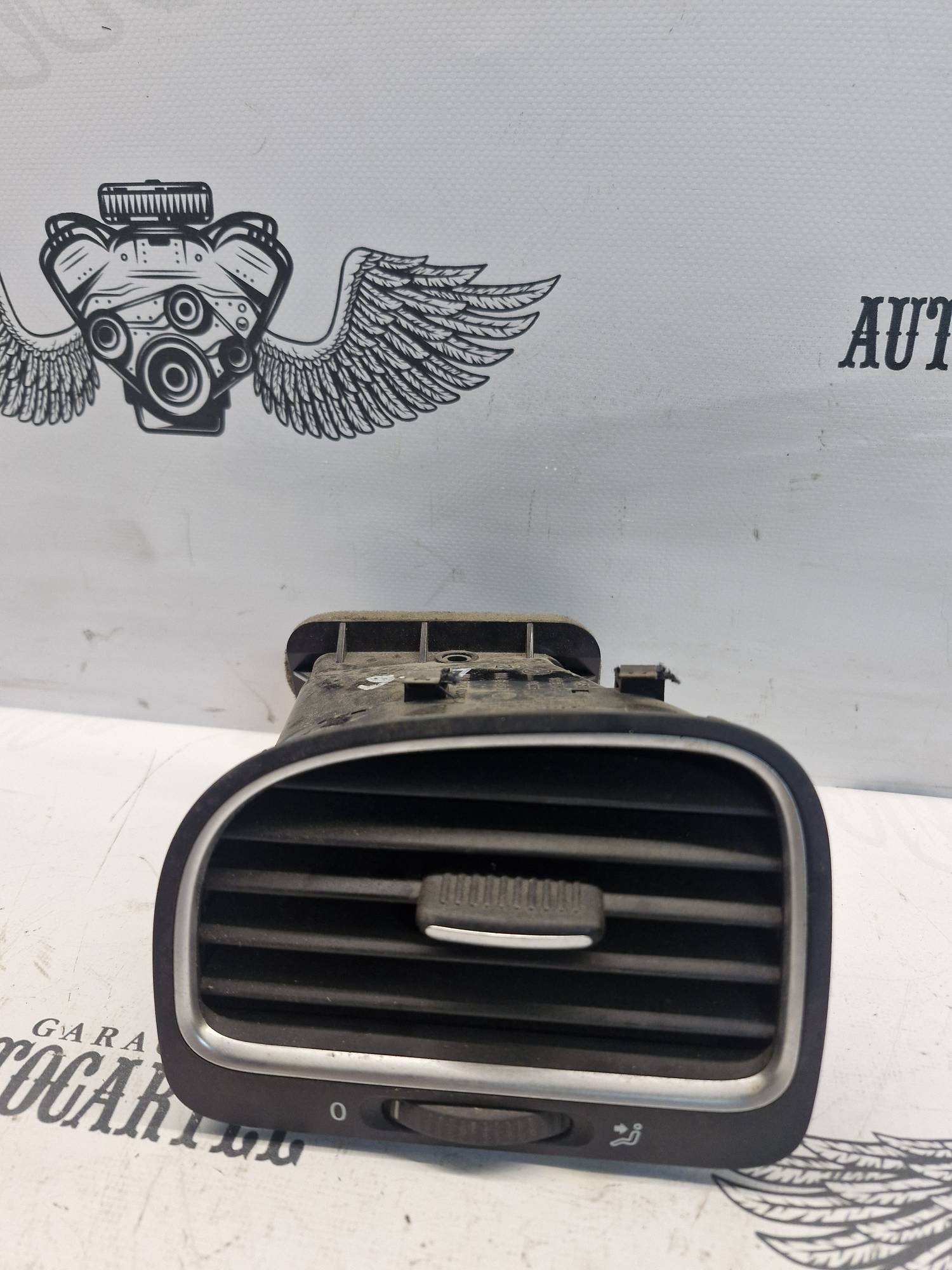 5k0819709 Дефлектор повітряний лівий передній Volkswagen Golf 6