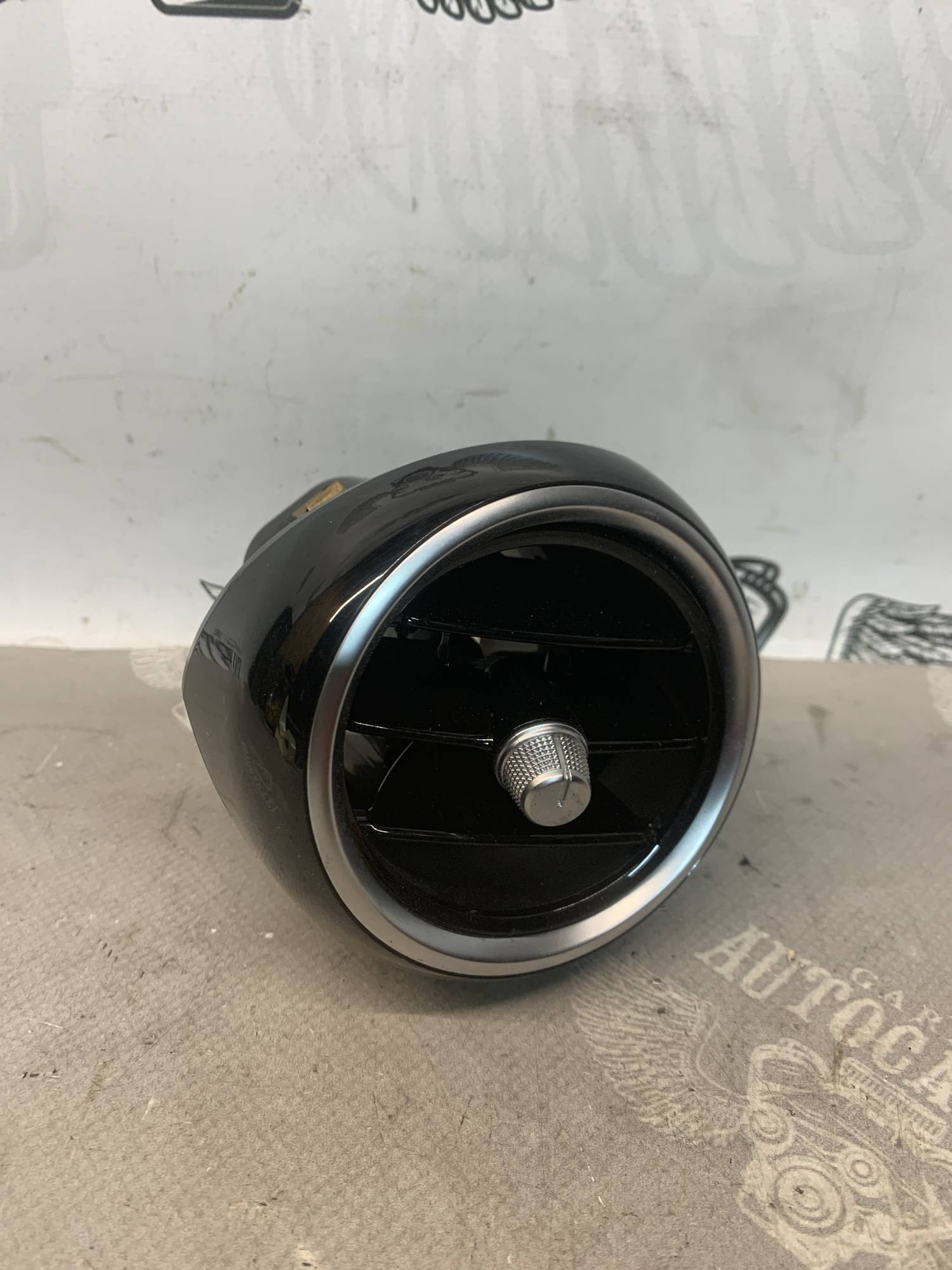 Дефлектор лівий повітряний Mercedes C-class W205 a2058301154