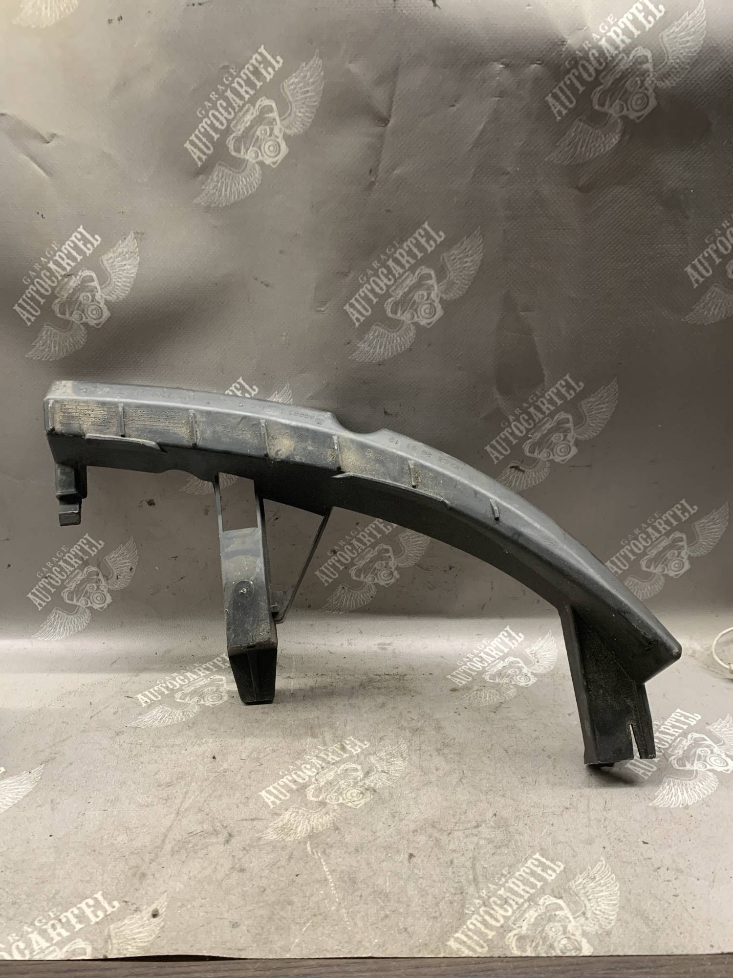 Кронштейн бампера передній правий Renault Scenic 2 8200183758