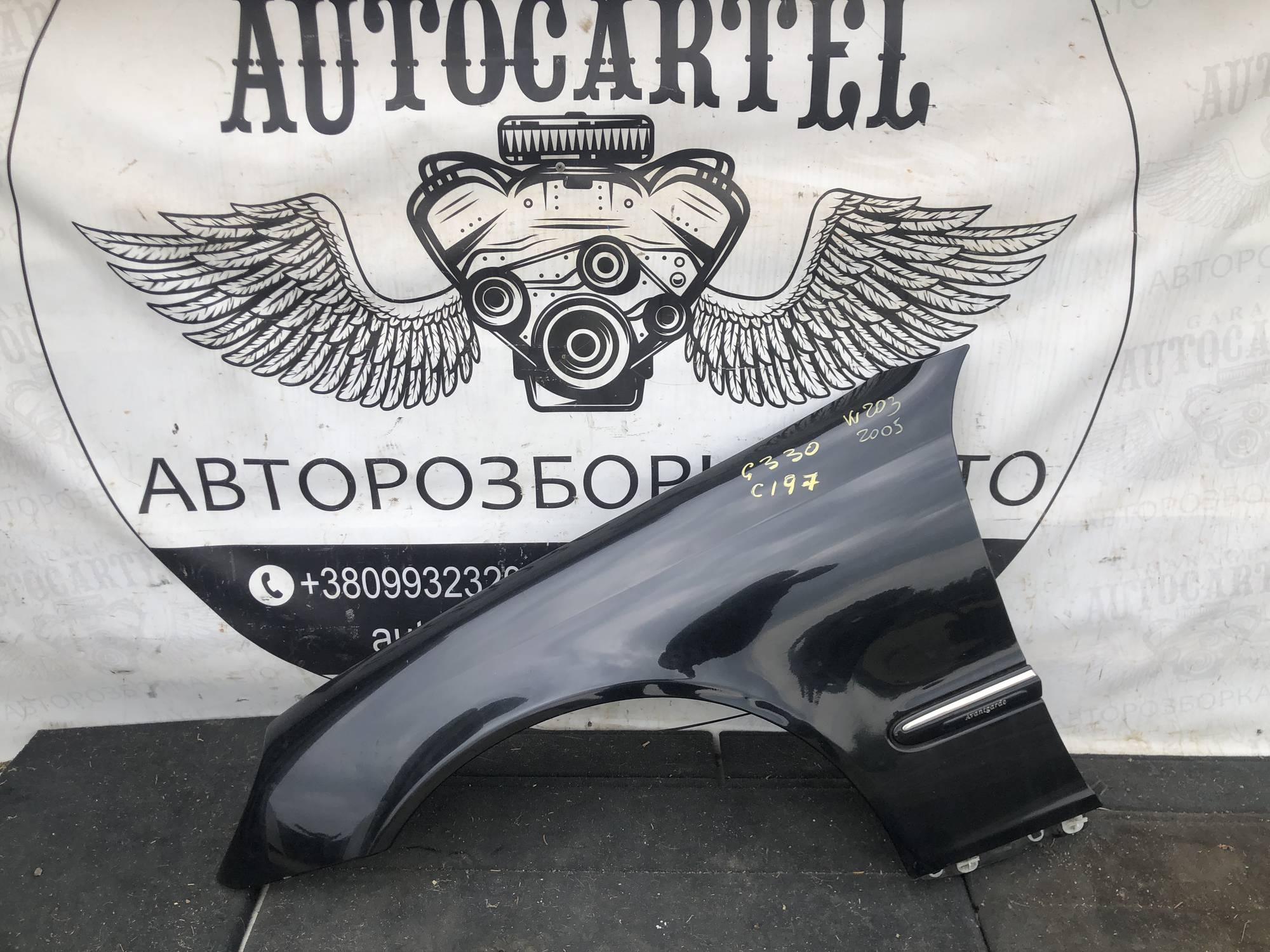 Крило переднє ліве Mercedes W203 c class 21100369