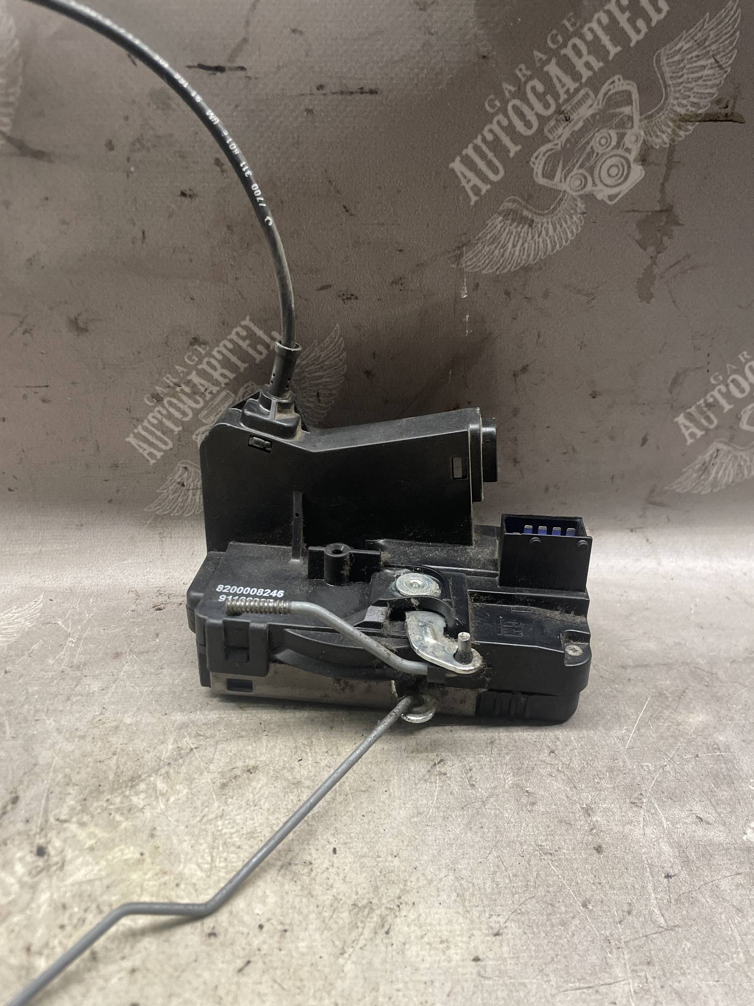 Замок двері передньої лівої 8 pin Renault Trafic II 8200008246