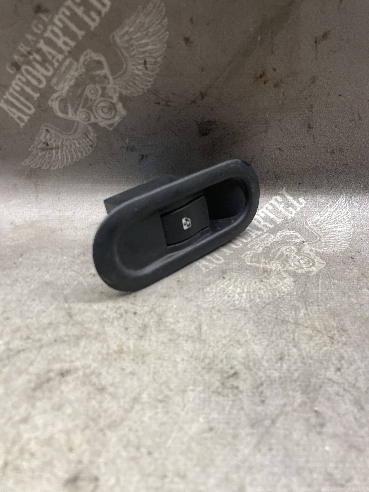 Кнопка заднього склопідйомника Renault Kangoo 2 8200599913g