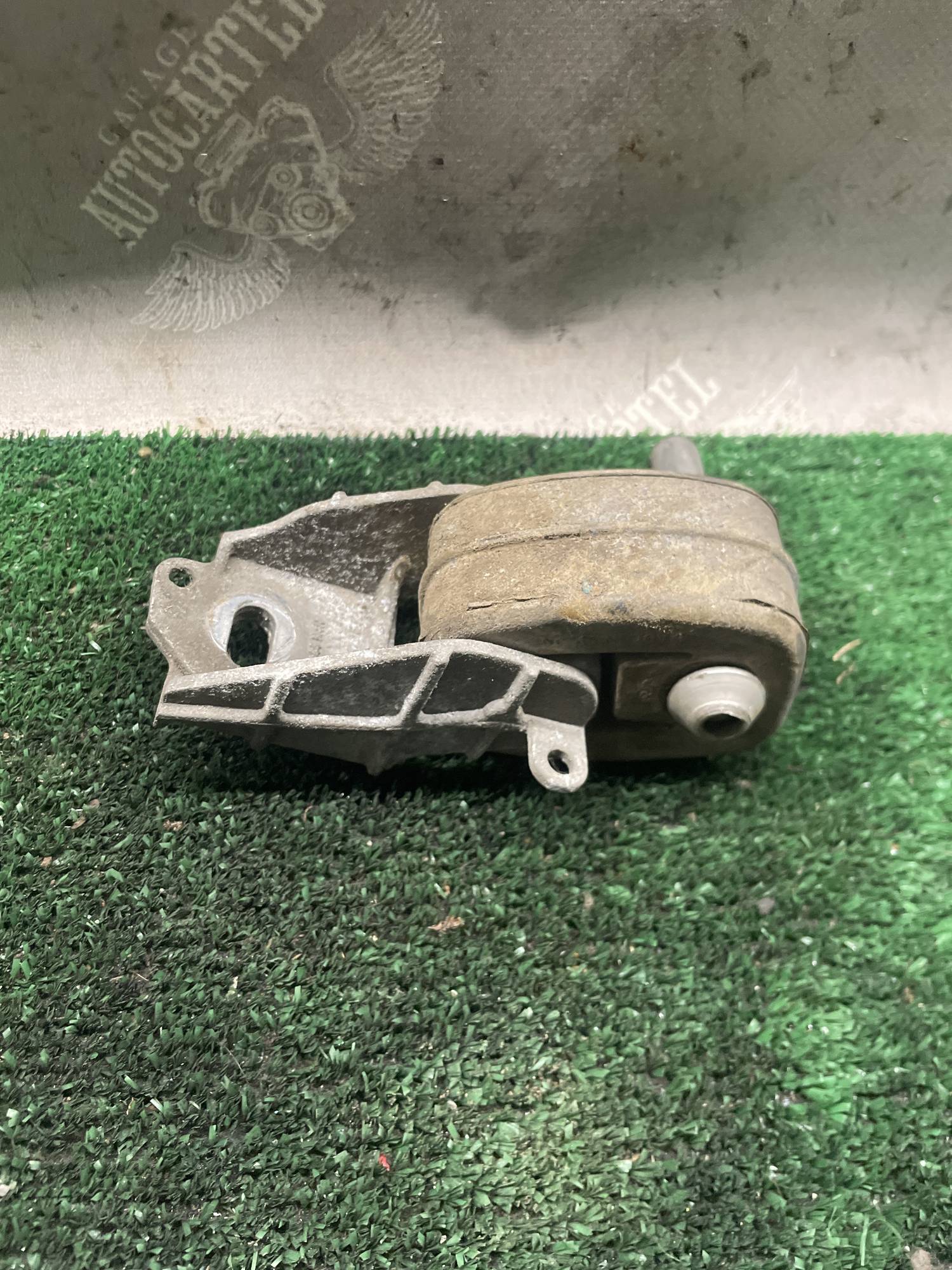 Кронштейн глушника Skoda Octavia A7 Volkswagen Tiguan 5q0253144m+n