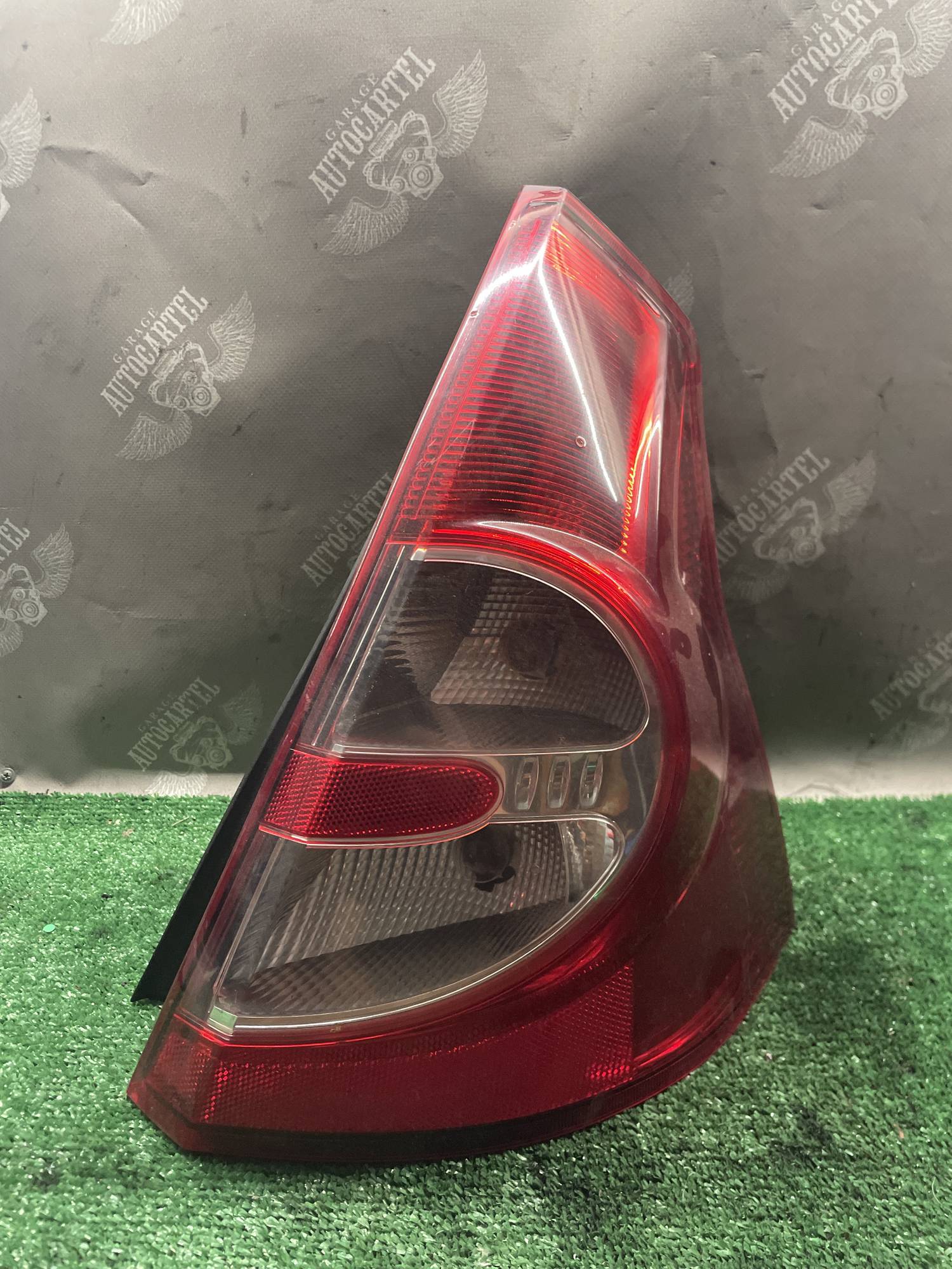 Ліхтар задній правий Renault Sandero 8200734824