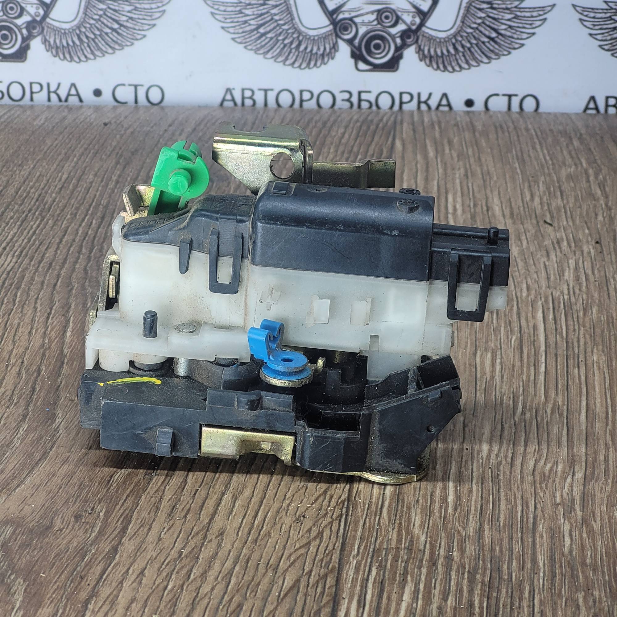 Замок передньоі правоі двері Renault kangoo 8200051730