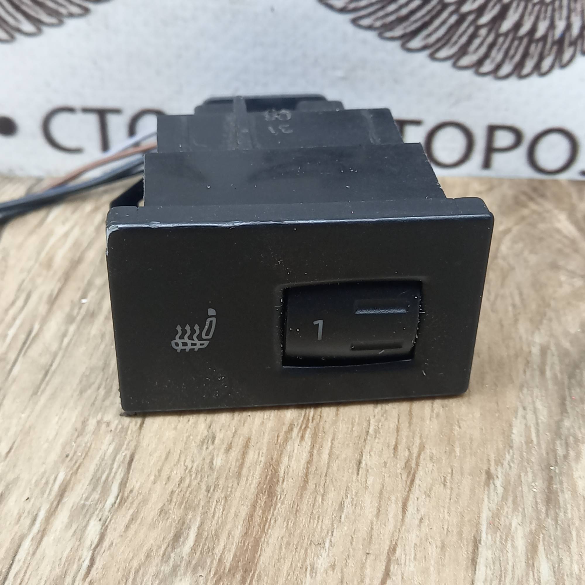 7l6963570c Кнопка обігріву сидіння задні праві VW Touareg 2002-2010