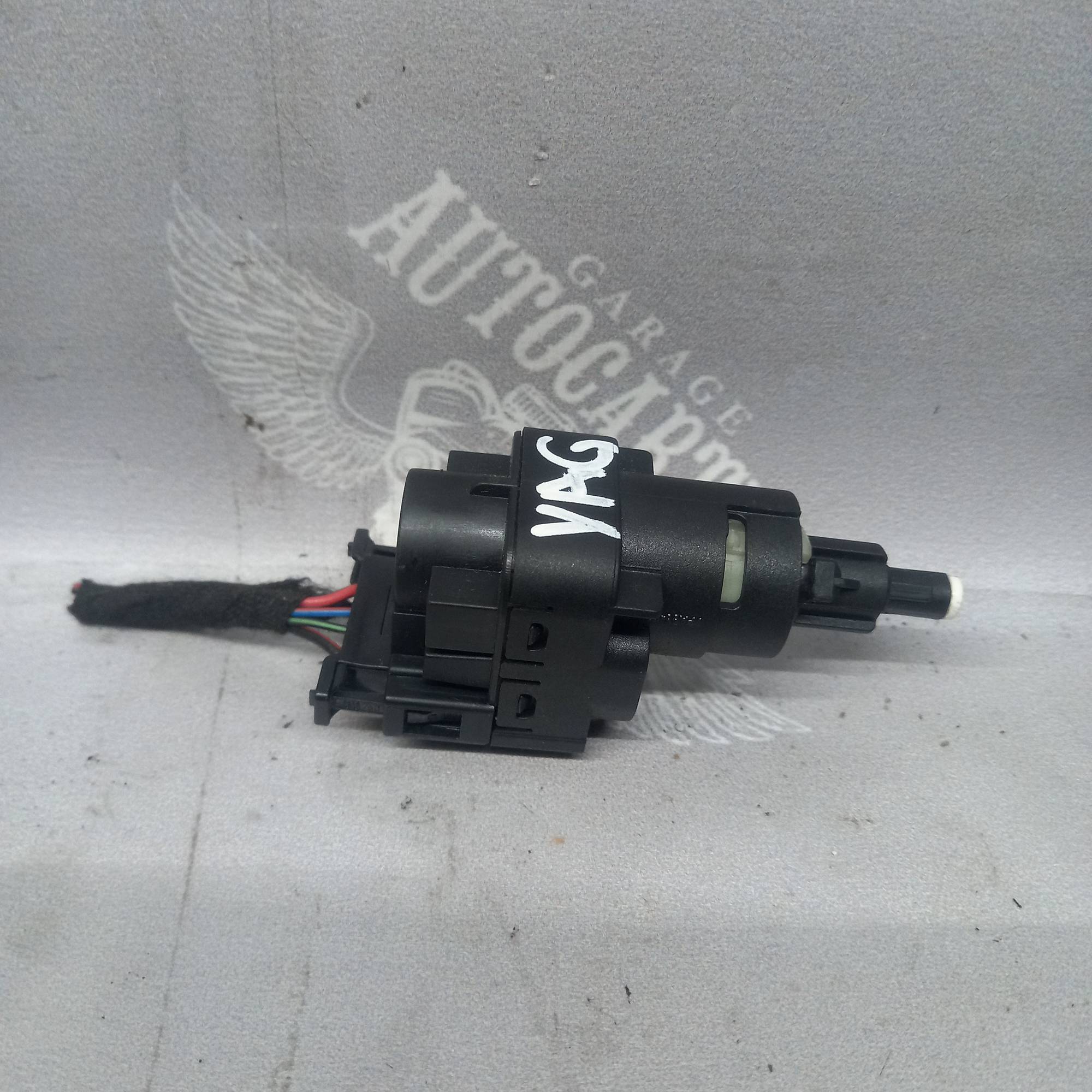 Вимикач задн.ходу polo,touran,fabia,octavia 6q0945511