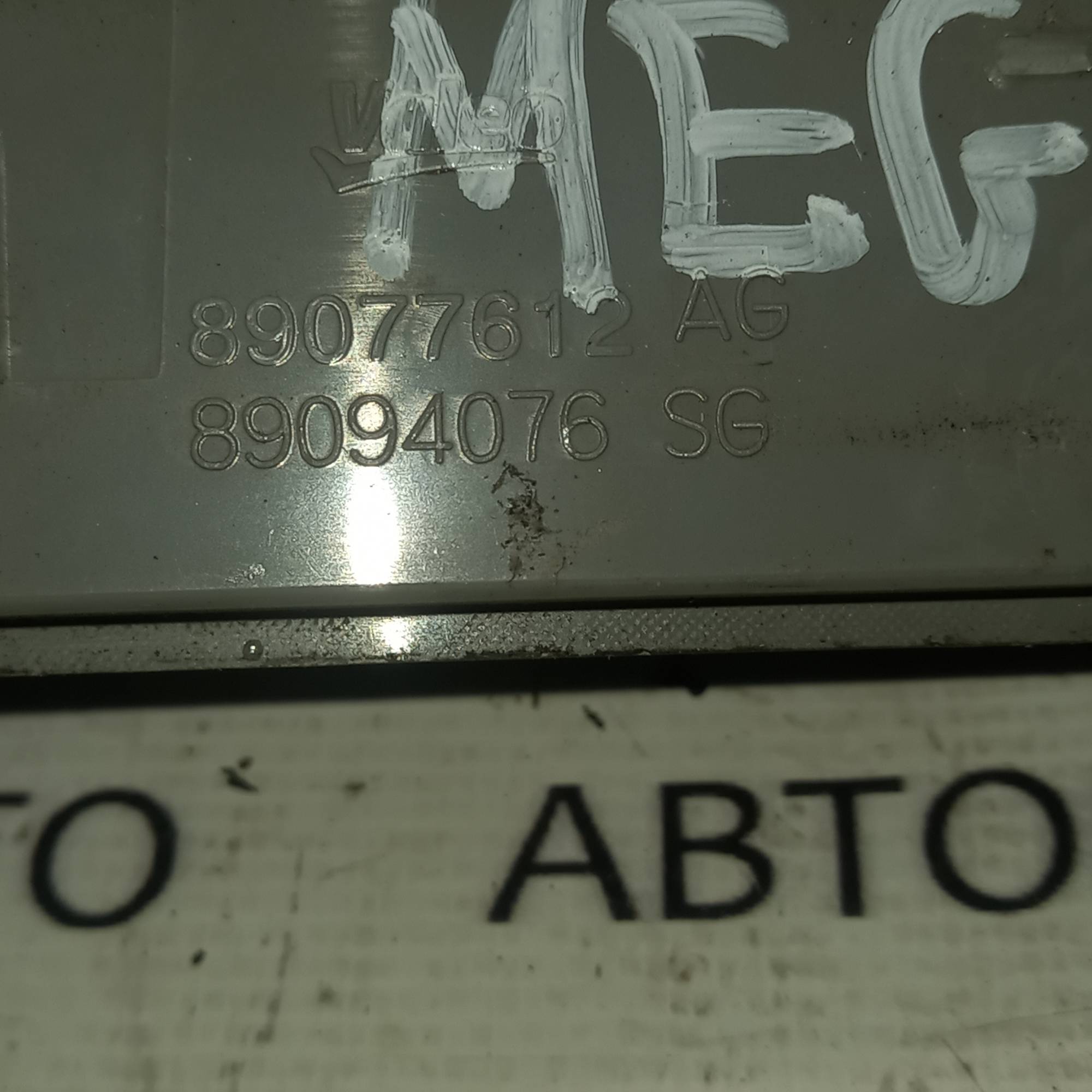 Ліхтар стоп кришки багажника купе Renault Megane III 89077612ag