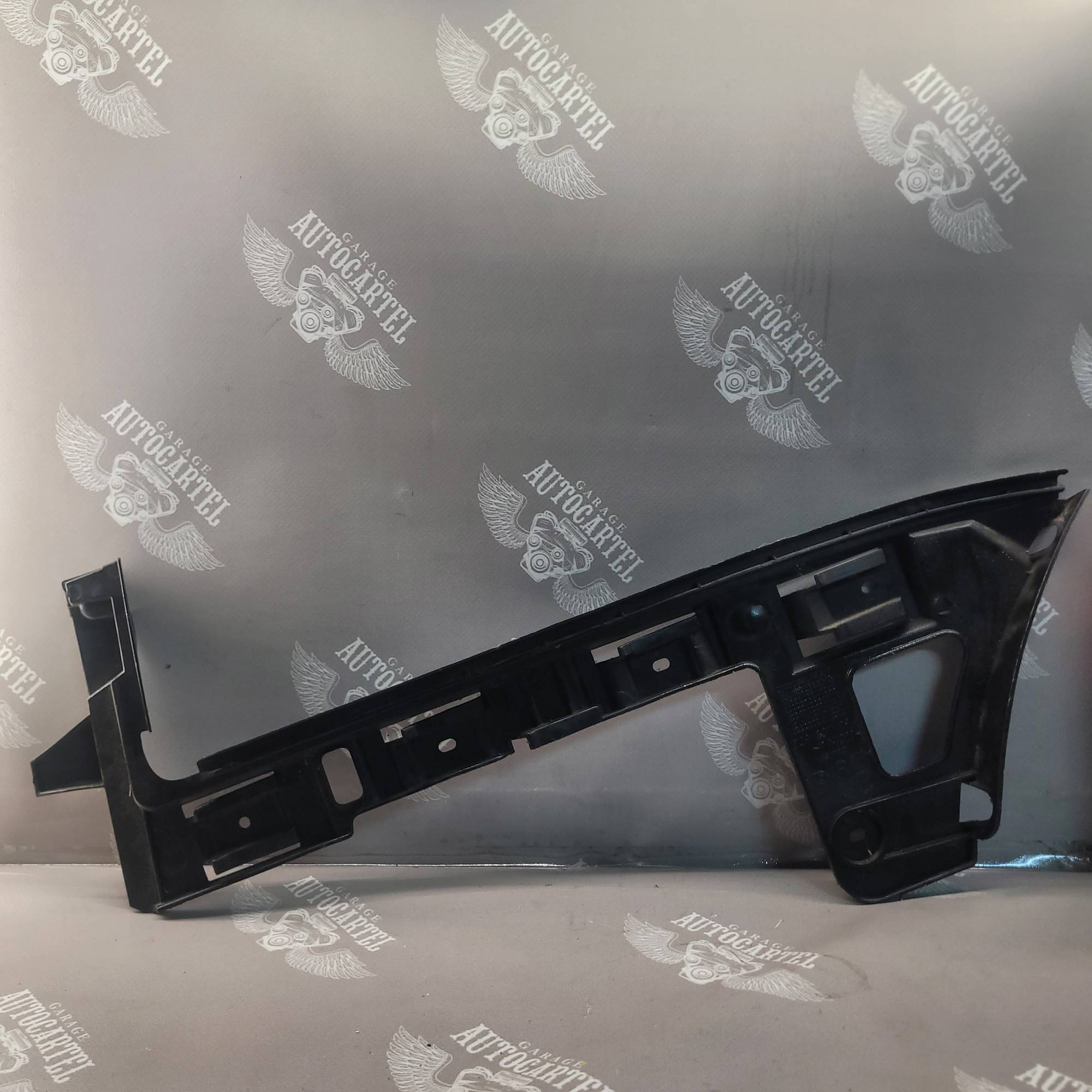 Кронштейн заднього бампера правий Volkswagen Passat B6 3C9807394
