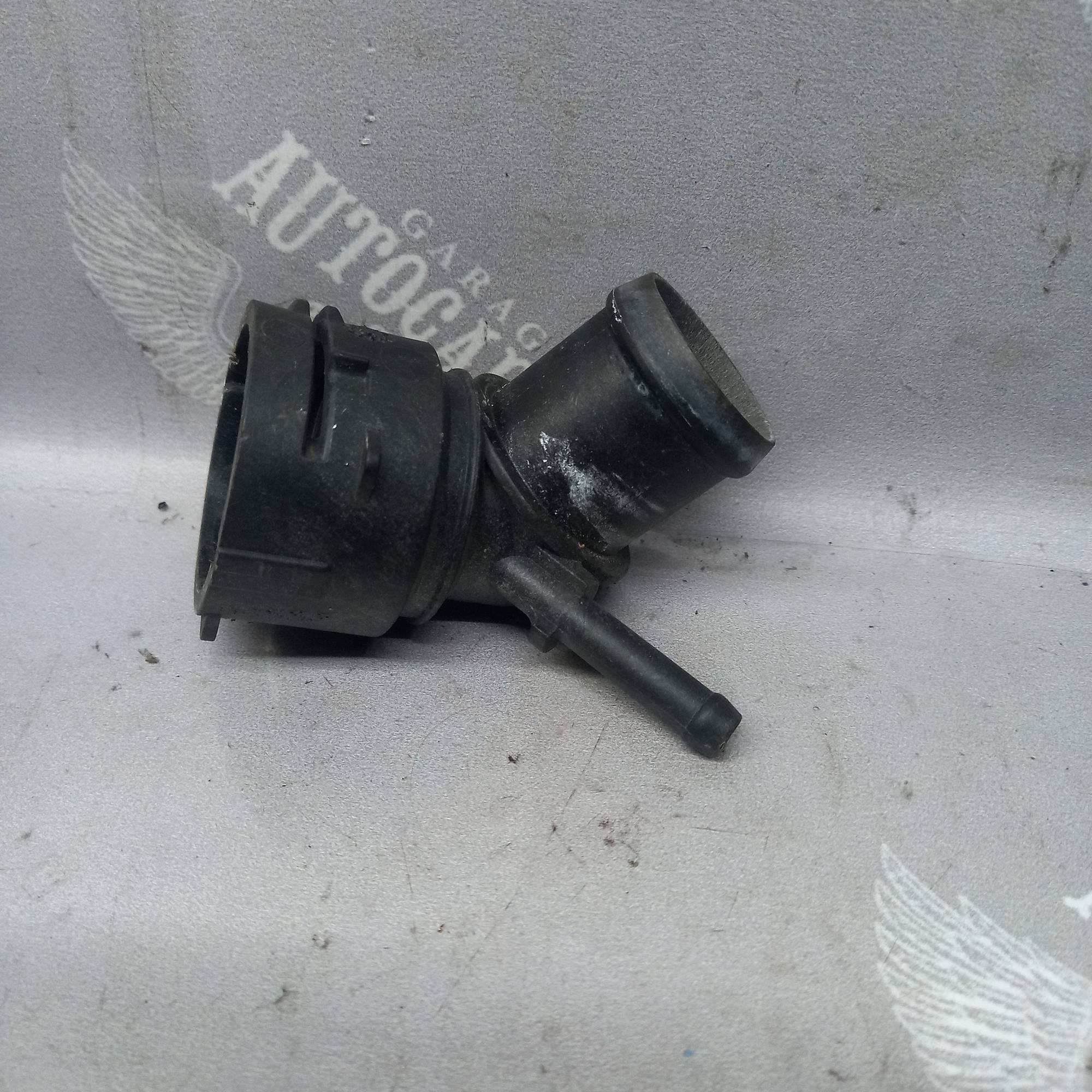 Фланець радіатора Skoda Fabia 6q0122291e