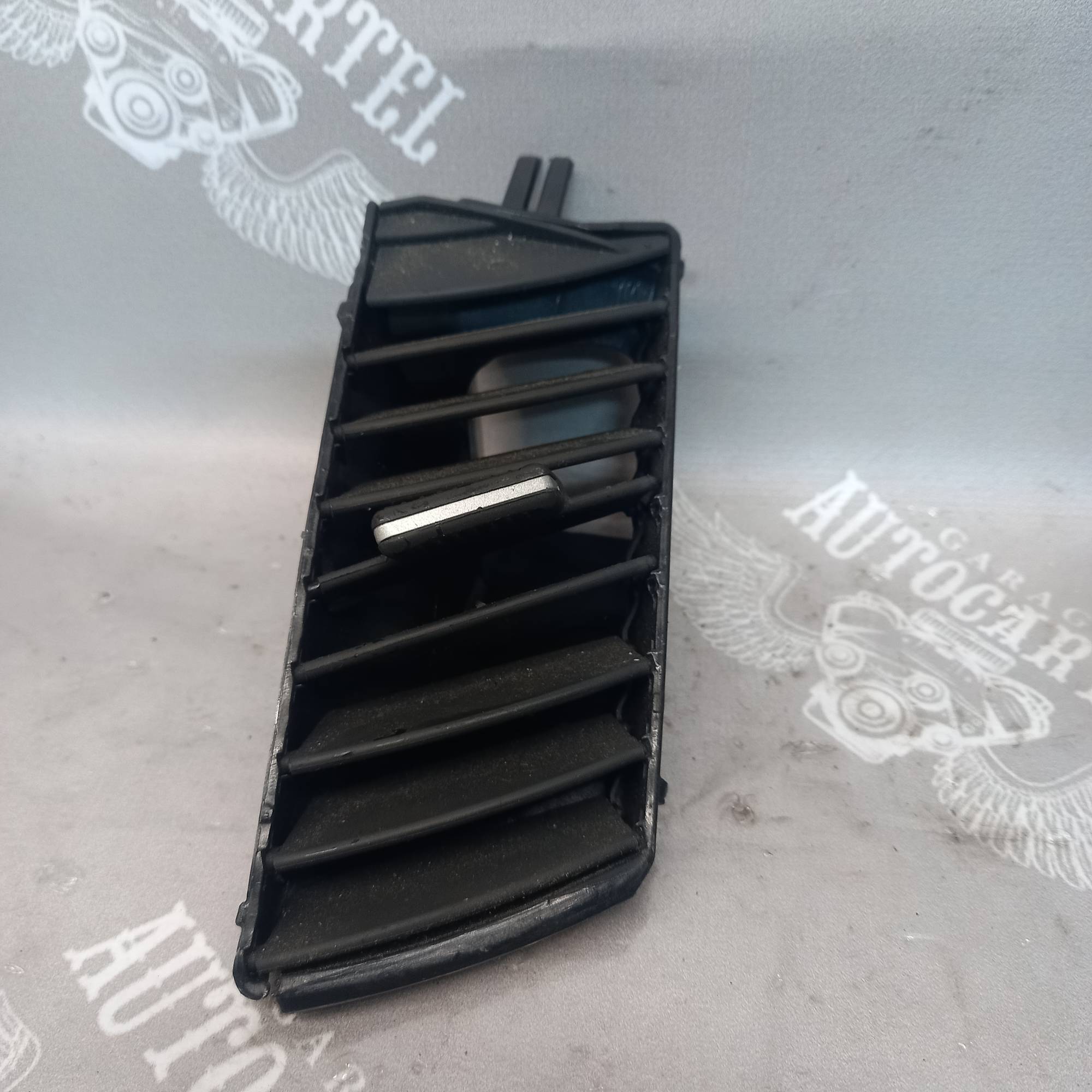 Дефлектор верхній центральний правий Opel Zafira B 2005-2011 13145264