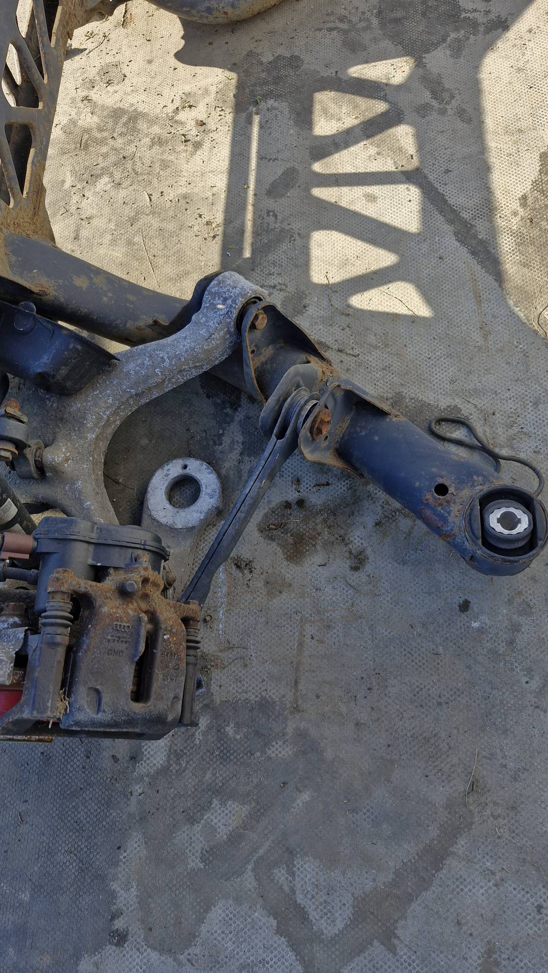 Задня балка,суппорт лівий,правий Audi a4 b8, 8K0505235AQ
