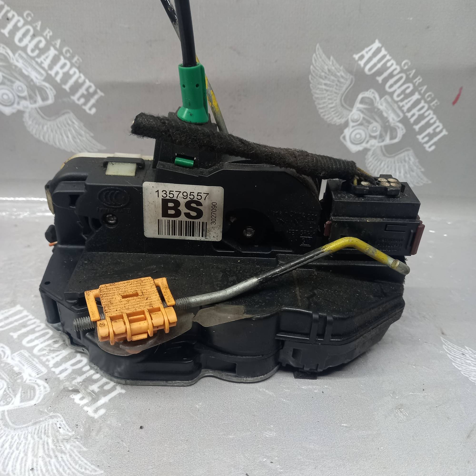 Замок дверей задній лівий OPEL Astra J 09-15 13579557