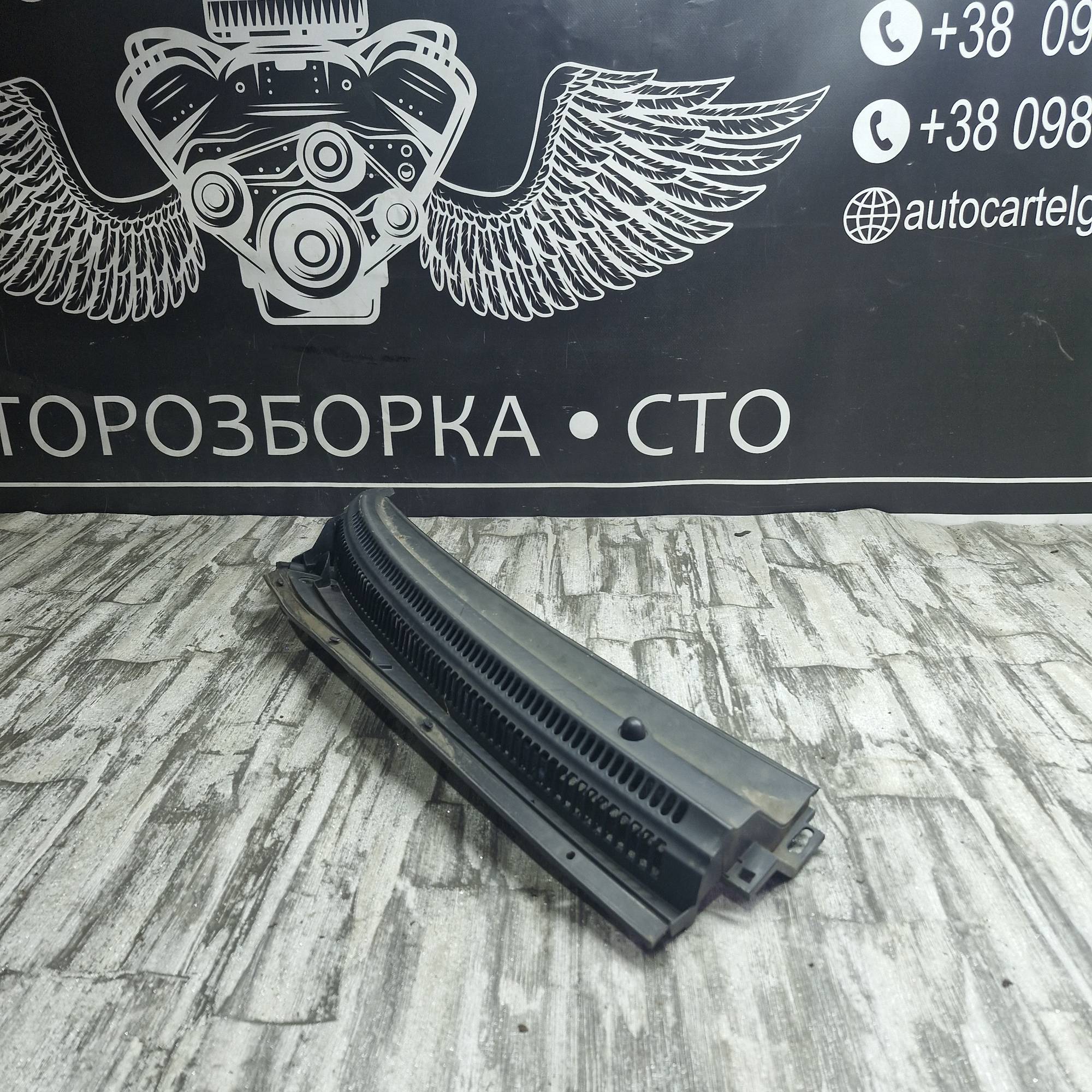 Декоративна накладка під лобове скло жабо права Aygo 2005—2021