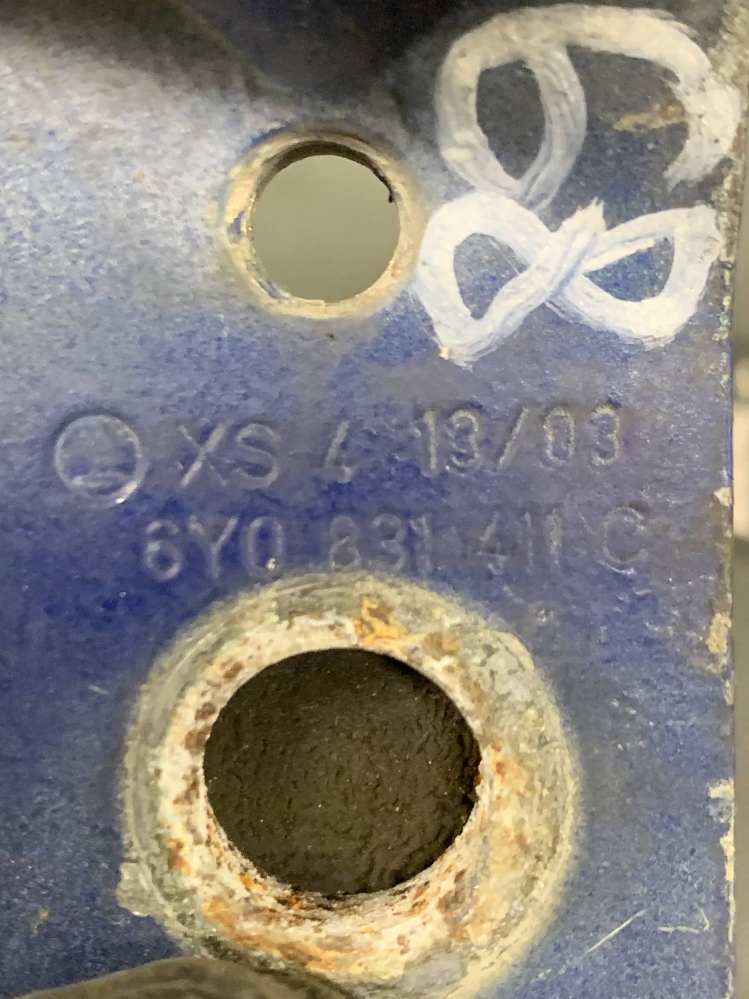 6y0831411c Петля дверцят передніх лівих Skoda fabia