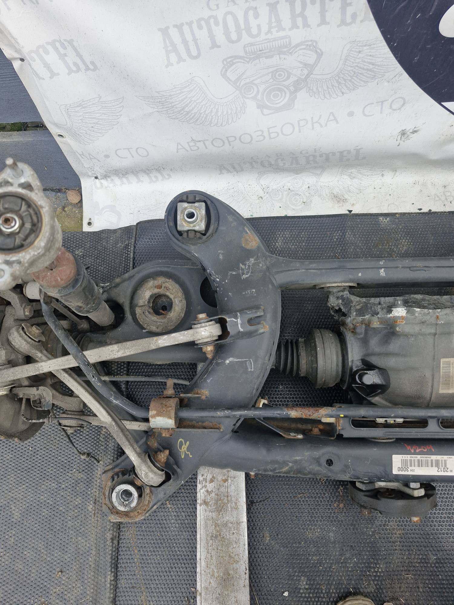 Балка задня Mercedes C W204 2007—2014 204350300