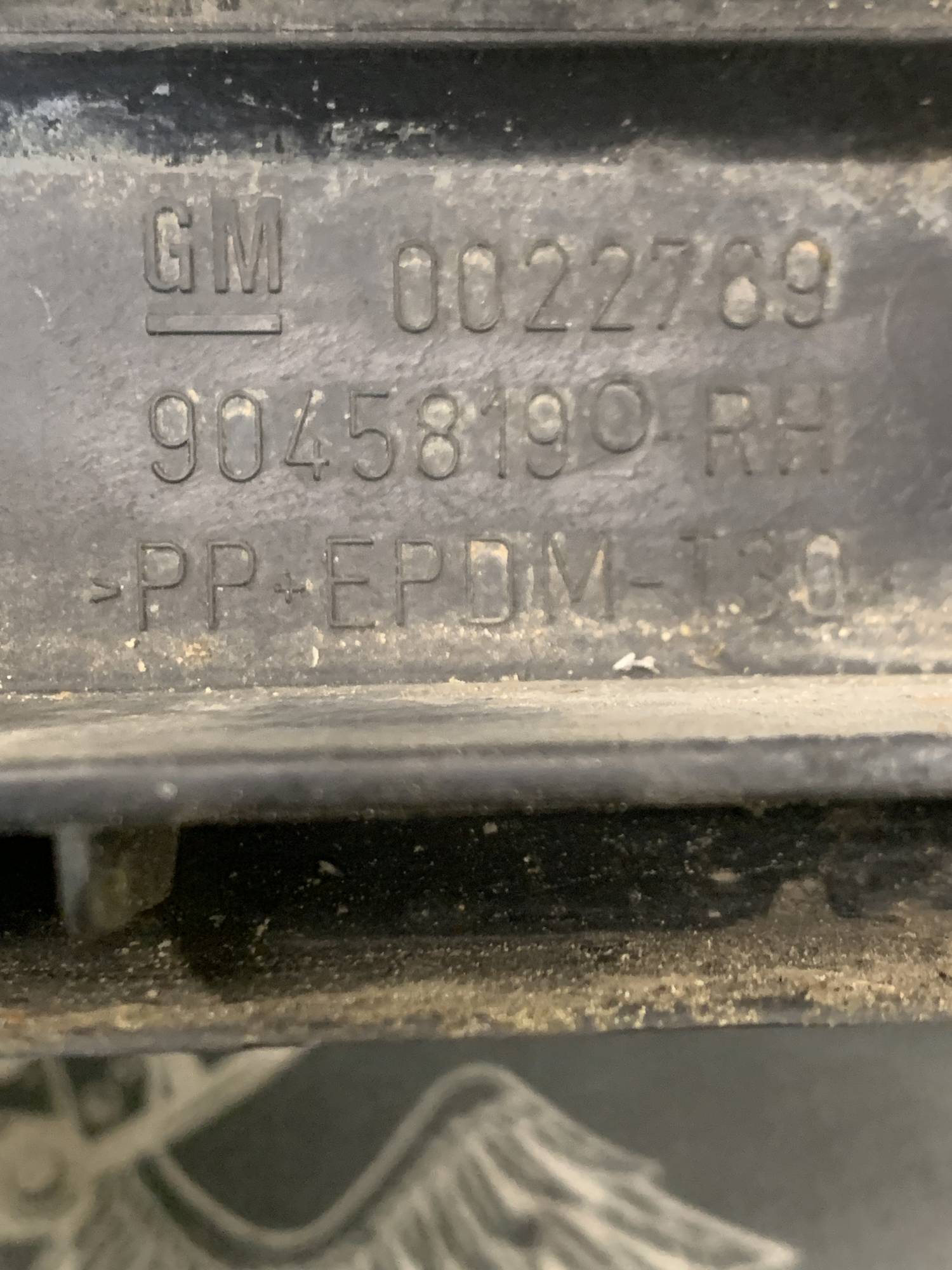 Кріплення переднього бампера праве Opel Omega B 90458190