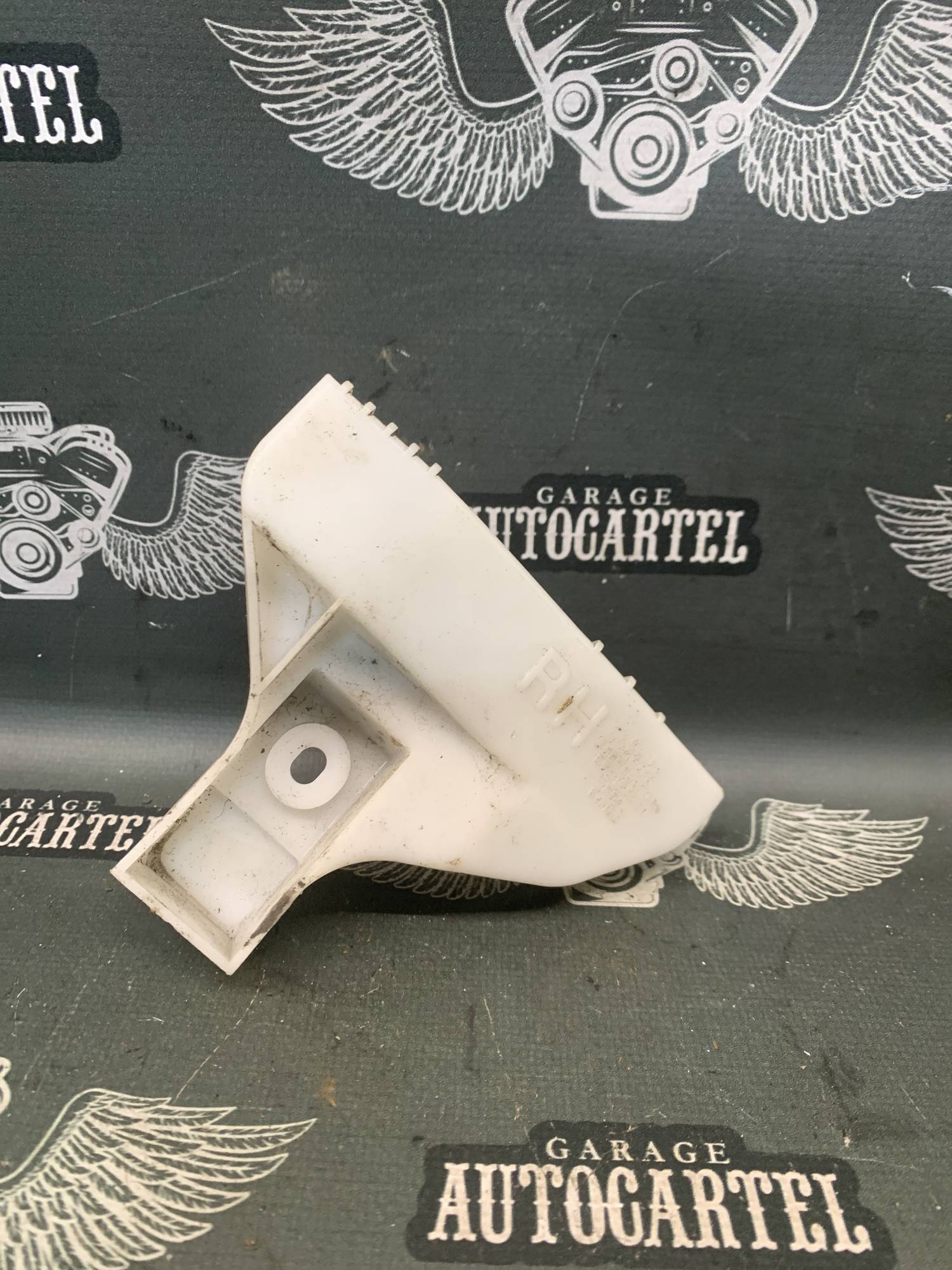 Кронштейн кріплення заднього бампера правий MAZDA CX-7 eg2150321