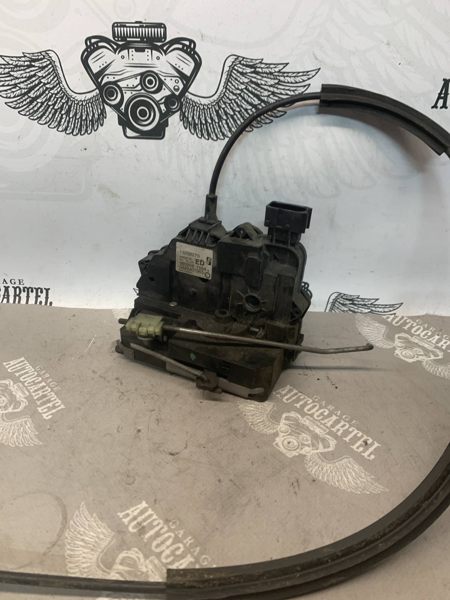 Замок двері передній лівий OPEL CORSA D 13258270