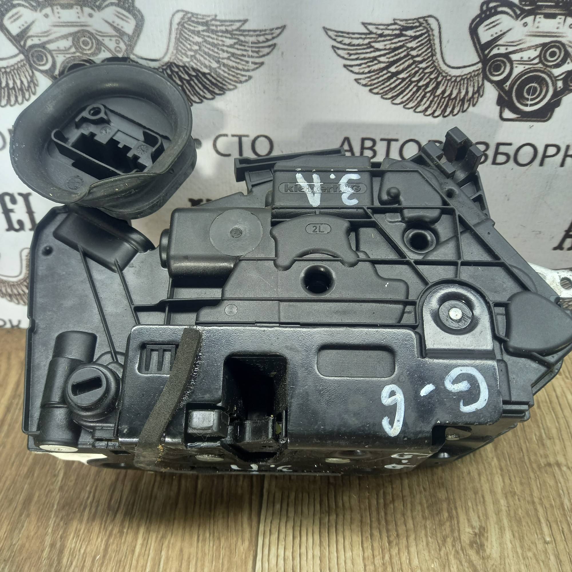 Замок дверки задній лівий Volkswagen GOLF VI 08- 12 , 7пінів 5K4839015B
