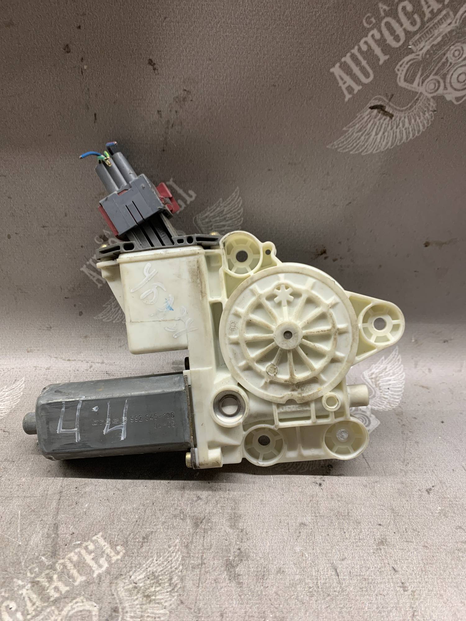 Моторчик склопідйомника передній лівий Toyota Avensis T25 2003-2008 0130822031