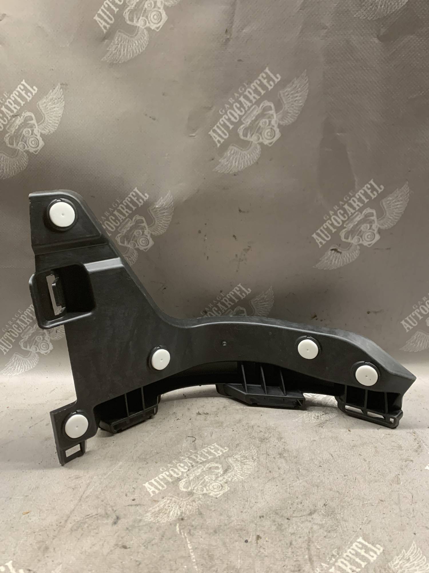 Кронштейн (кріплення) заднього бампера правий Opel Zafira C 13300744