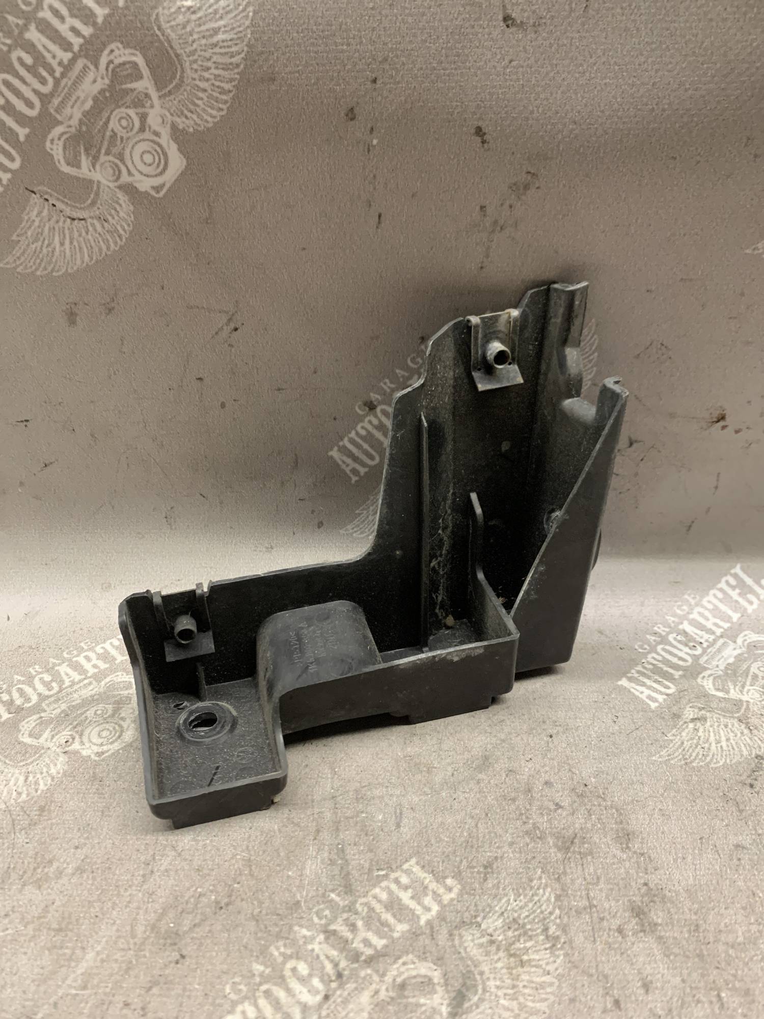 Кронштейн заднього бампера лівий Volkswagen Jetta 5 1k5807393a