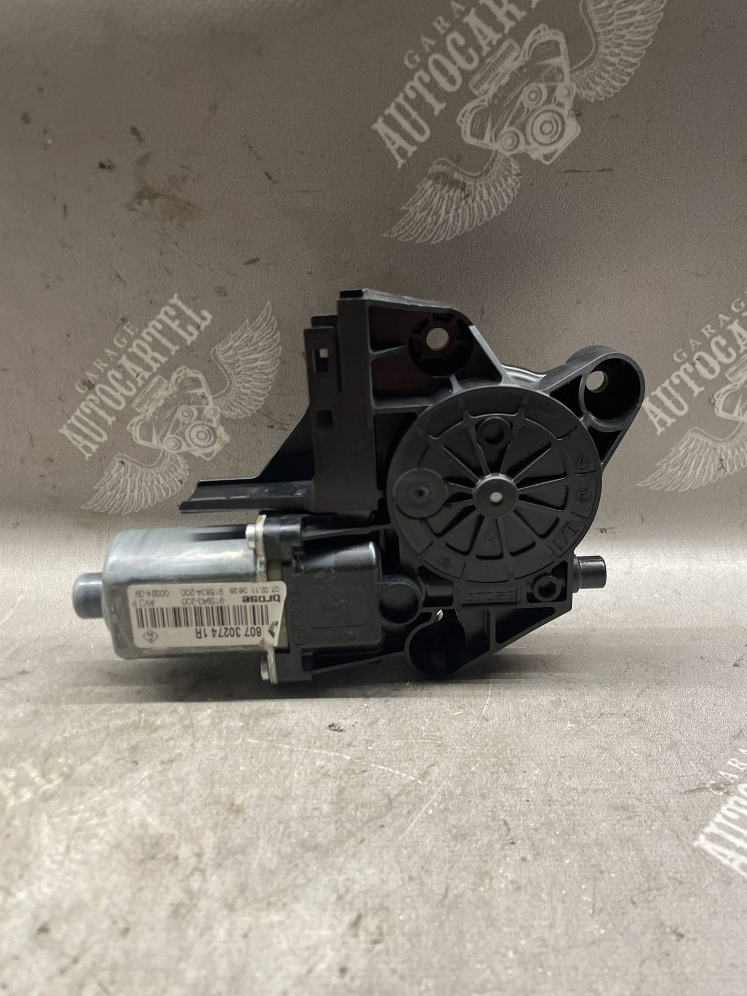 Моторчик склопідйомника передніх правих дверей Renault Scenic 3 807302741r