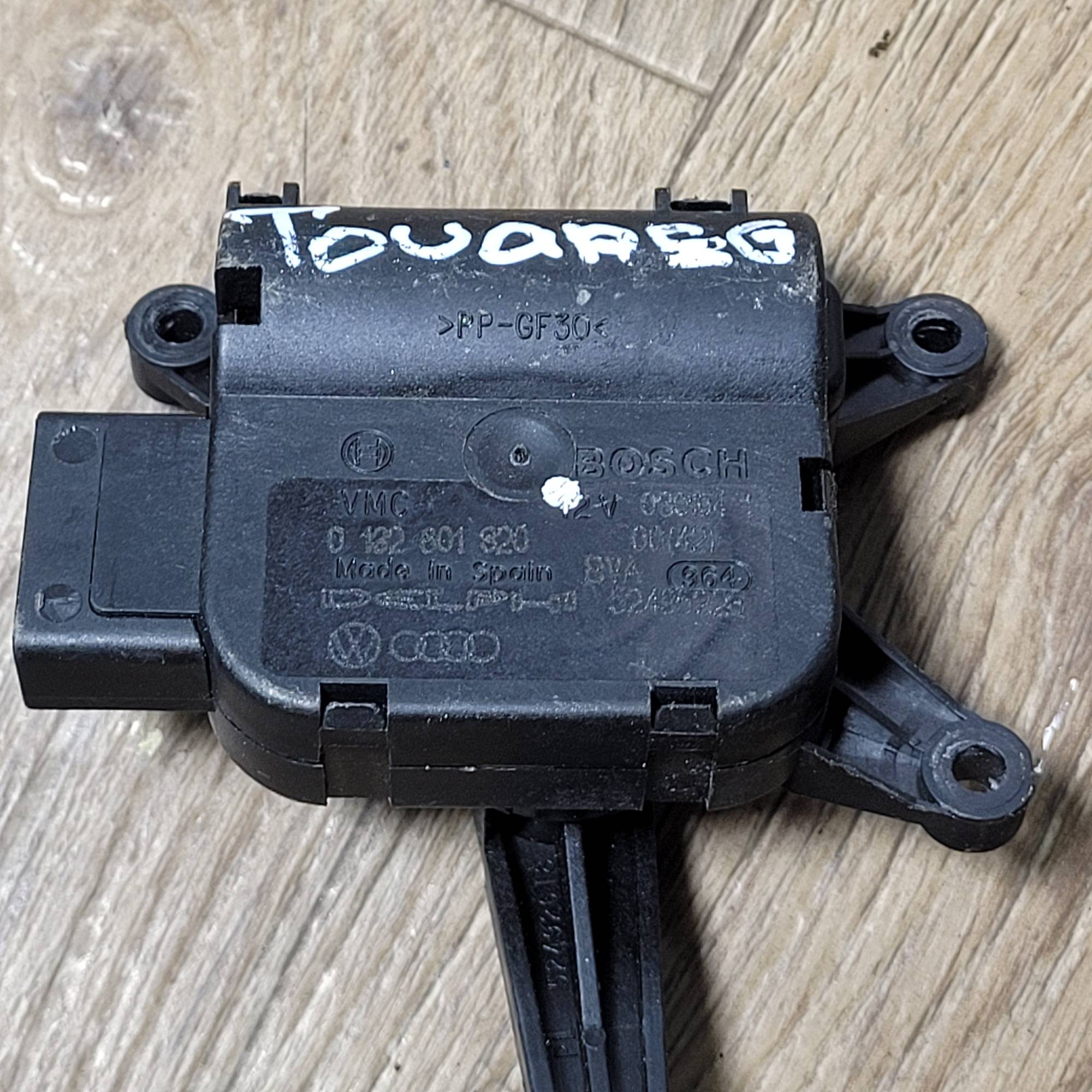Моторчик сервоприводі пічки VW Touareg 2002-2010 0132801320, 52495223
