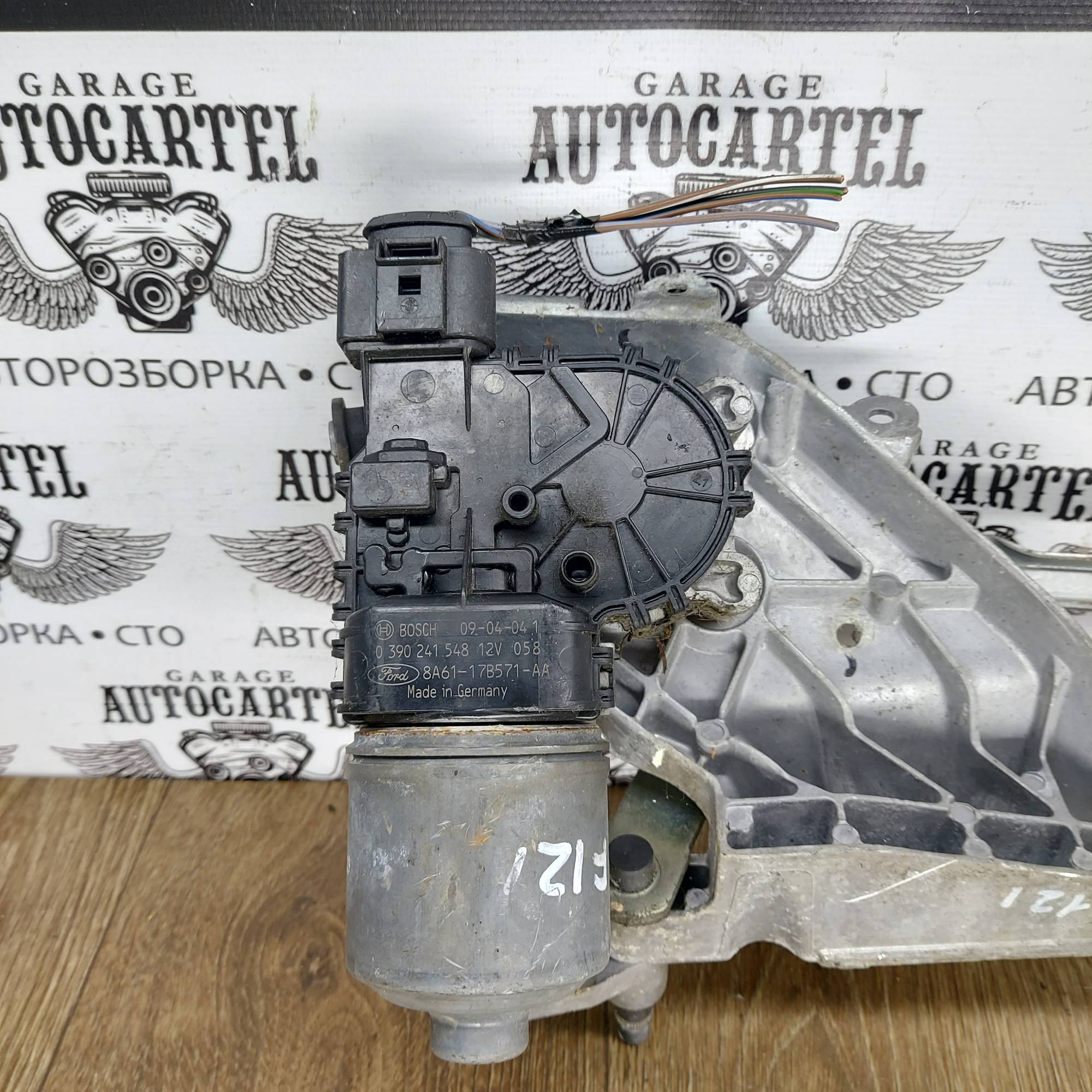 8A6117B571AA Моторчик переднього склоочисника Ford Fiesta MK7 8A6117500AC