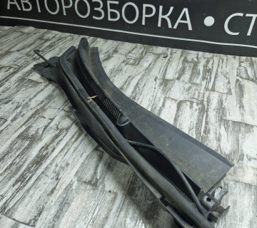 gs1f507r1rh Декоративна накладка під лобове скло жабо права 6 2002-2007 (mazda)