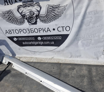 Бокова накладка на поріг права Mercedes W246 B180 2011-2015