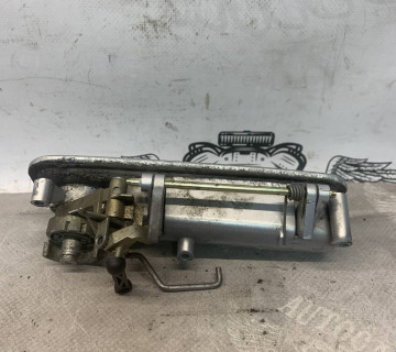 Ручка кришки багажника Volkswagen Golf IV 1j6827565a