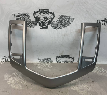 Накладка торпедо центральна CHEVROLET CRUZE 94567907