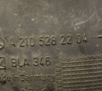Патрубок правий повітряний MERCEDES W210 95-02 a2105282204