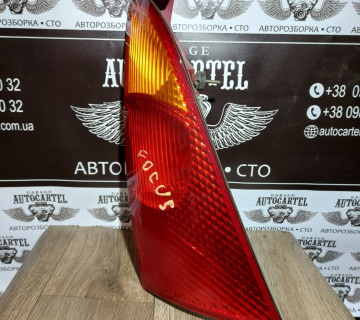 Ліхтар правий Ford Focus I хетч 1M51-13405-AB