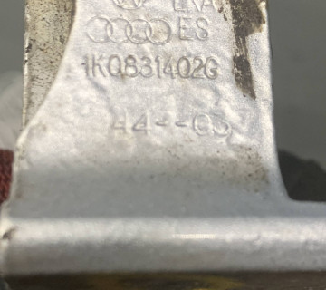 1k0831402g Петля передня верхня Volkswagen Golf V 2003 - 2009