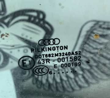 Скло дверки передньої лівої Audi A3 8P 8p3845201