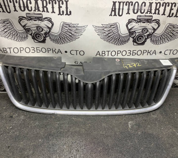 Решітка радіатора Skoda Yeti 09- 5l0853668